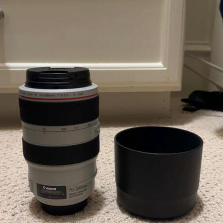 NEVER USED Canon EF 70-300mm f/4-5.6L IS USM UD Telephoto Zoom