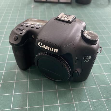 Canon 7D Body with Canon Battery