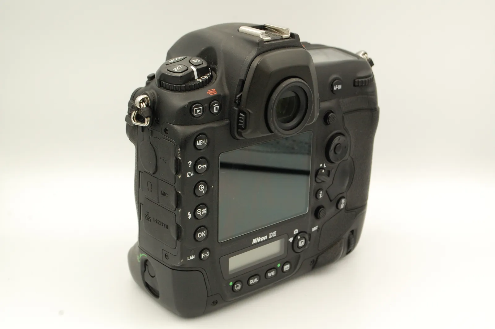Nikon D5 (XQD-TYPE) - カメラ