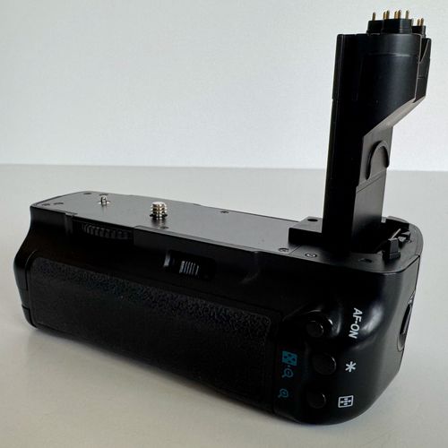 thumbnail-31 for Canon 5D Mark II - 24-105mm Lens w/ Speed Lite & Battery Grip