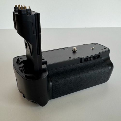 thumbnail-30 for Canon 5D Mark II - 24-105mm Lens w/ Speed Lite & Battery Grip