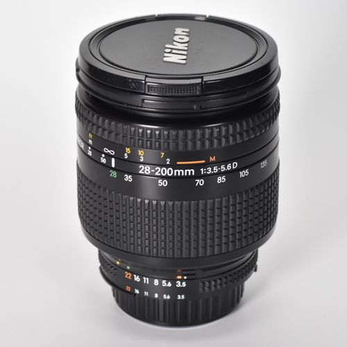 Nikon AF Nikkor 28-200mm f/3.5-5.6 D Wide-Angle Telephoto Zoom Lens MINT