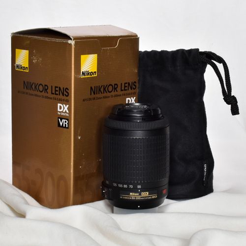 Nikon AF-S DX Nikkor Zoom Lens 55-200mm f/4-5.6 G ED VR AF Zoom Lens Bag MINT