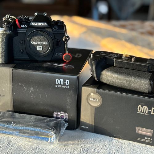 Olympus OM-D E-M1 mark iii + HLD-9 battery grip From Unyim56 Gear 