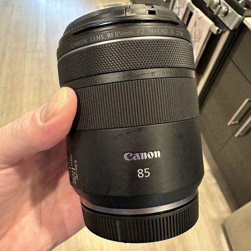 Canon RF 85mm F2 Macro IS STM