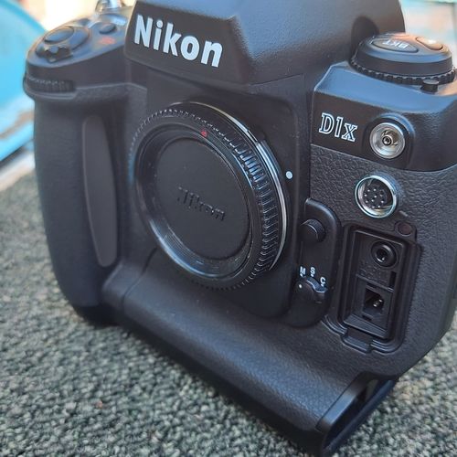 Nikon D1X Camera body including battery